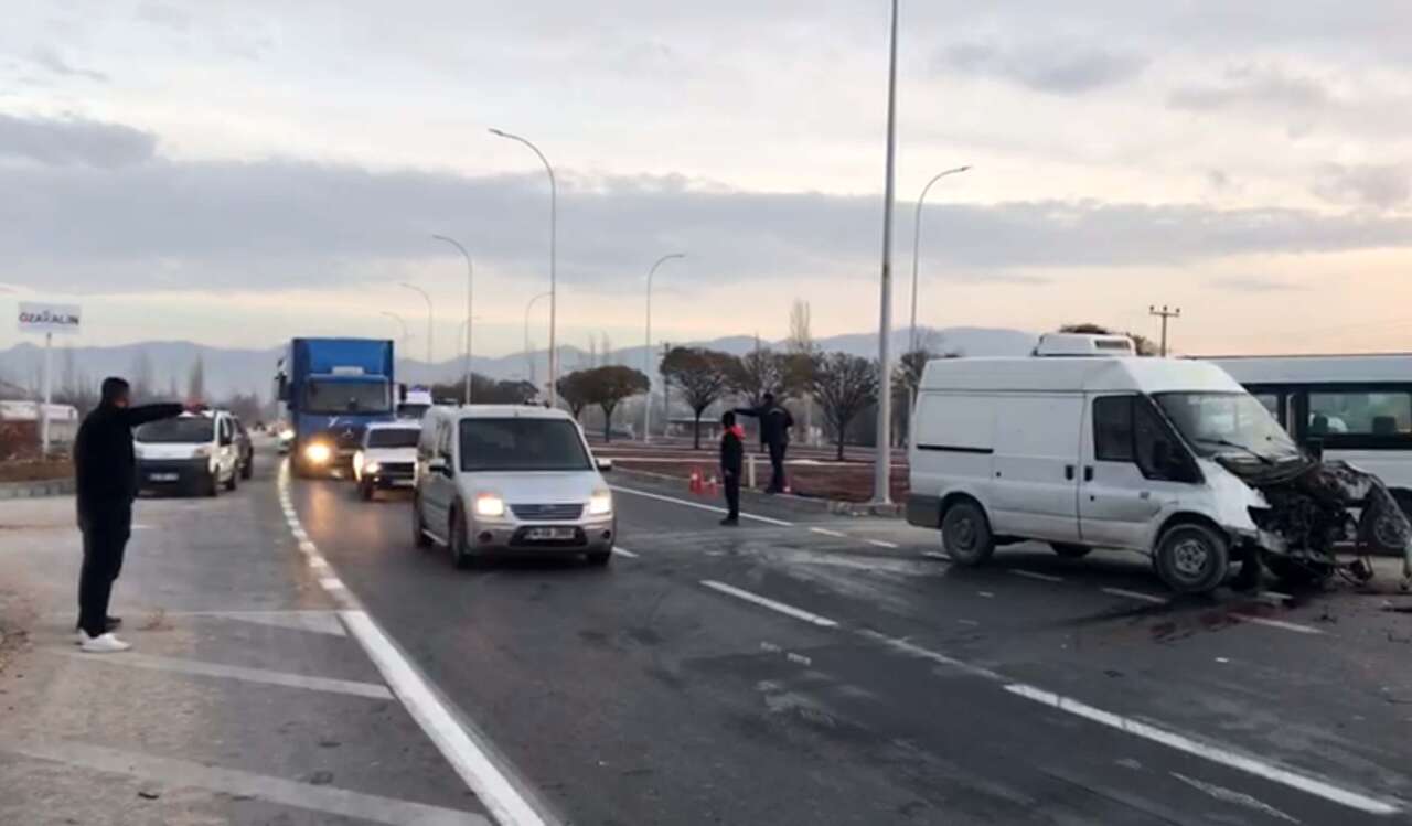 Öğrenci servisi kamyonetle çarpıştı, 17 yaralı var! Kaza sonrası can pazarı 11